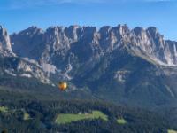 Kabinen Blick auf Heißluftballon vor dem Wilden Kaiser